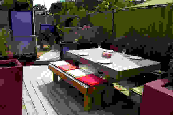 Party garden in Sevenoaks, Kent Giardino moderno di Earth Designs Moderno