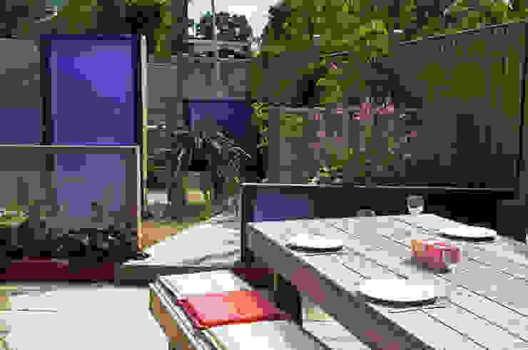 Party garden in Sevenoaks, Kent Giardino moderno di Earth Designs Moderno