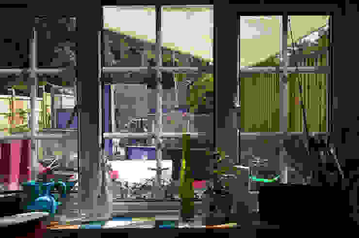 Party garden in Sevenoaks, Kent Giardino moderno di Earth Designs Moderno