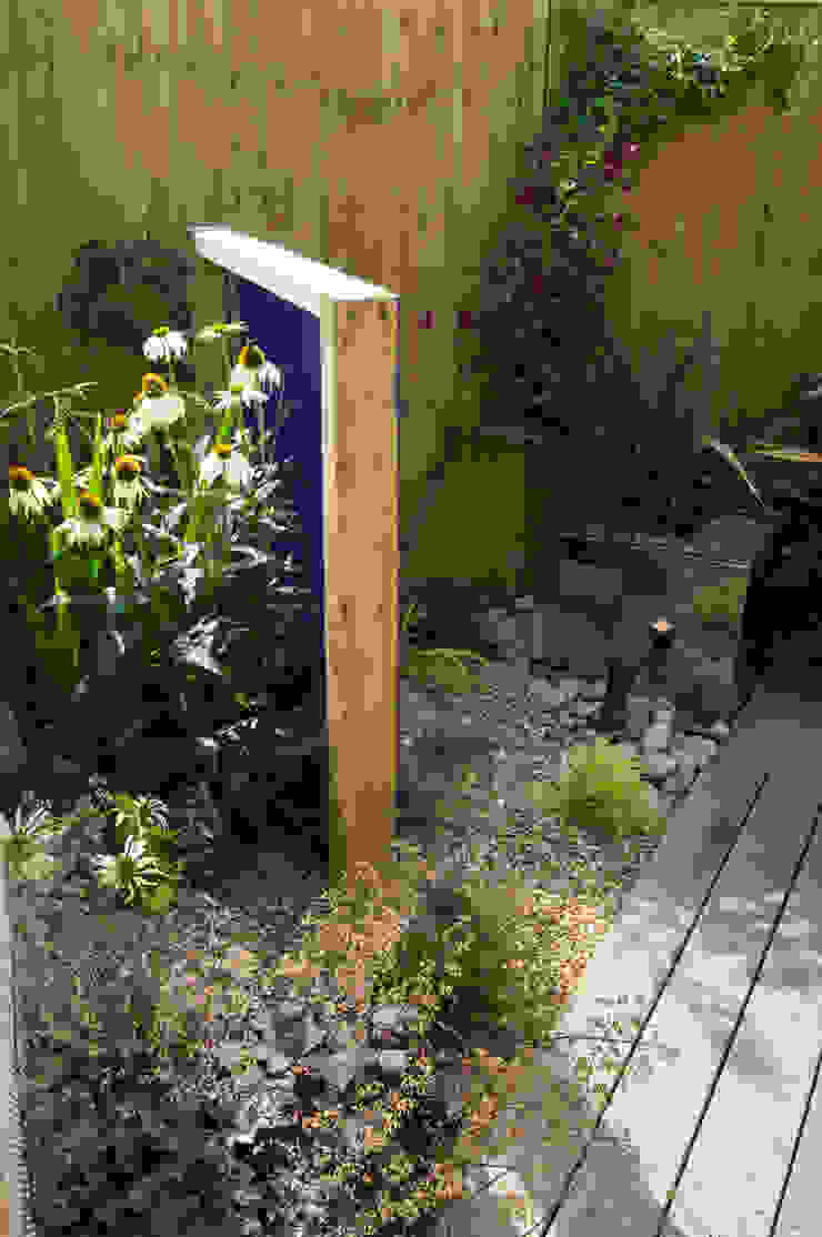 Party garden in Sevenoaks, Kent Giardino moderno di Earth Designs Moderno