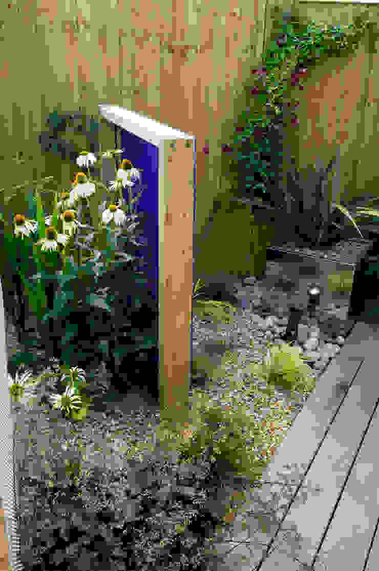 Party garden in Sevenoaks, Kent Giardino moderno di Earth Designs Moderno