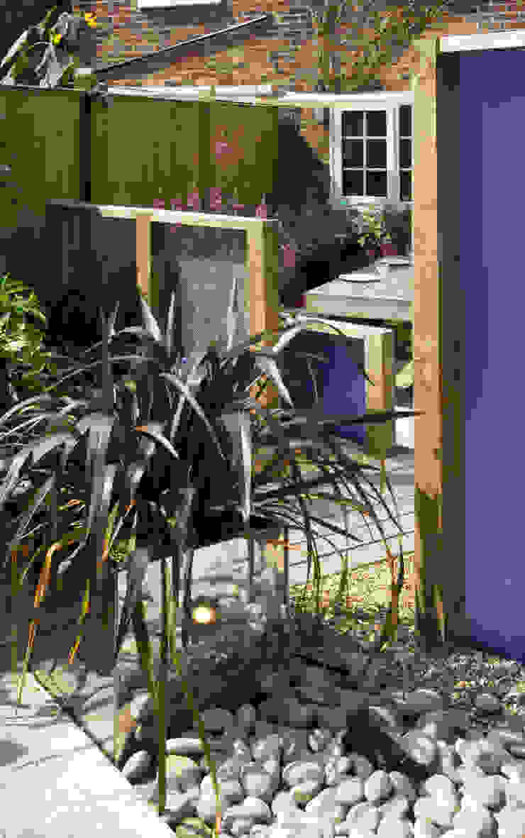Party garden in Sevenoaks, Kent Giardino moderno di Earth Designs Moderno