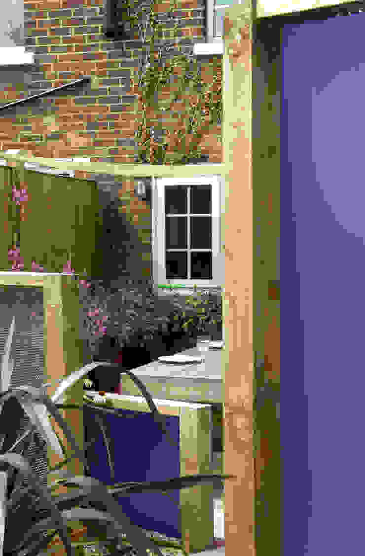 Party garden in Sevenoaks, Kent Giardino moderno di Earth Designs Moderno