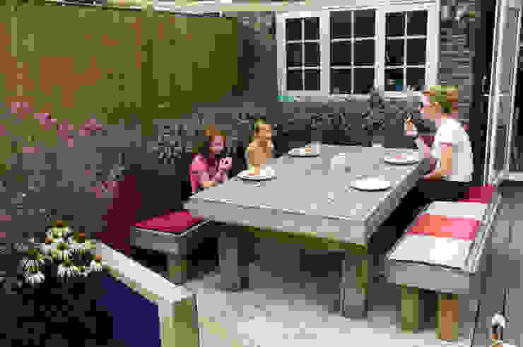 Party garden in Sevenoaks, Kent Modern style gardens by Earth Designs Modern