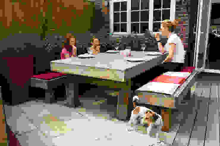 Party garden in Sevenoaks, Kent Giardino moderno di Earth Designs Moderno