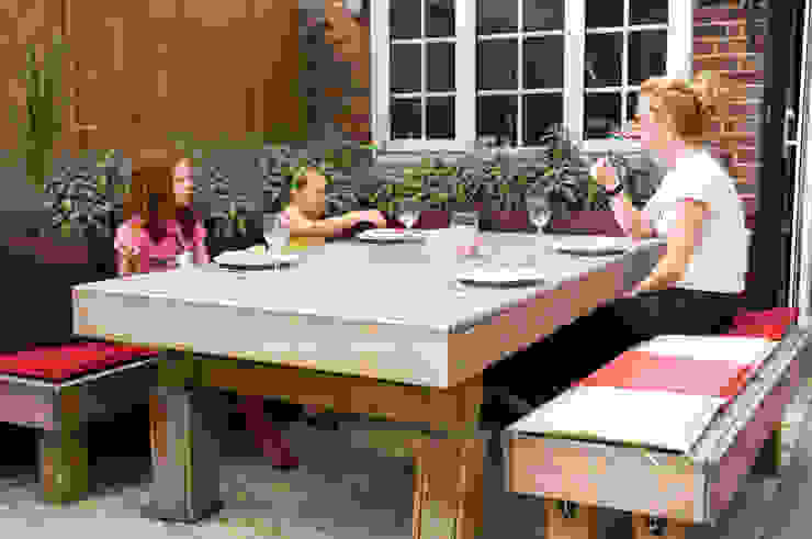 Party garden in Sevenoaks, Kent Giardino moderno di Earth Designs Moderno