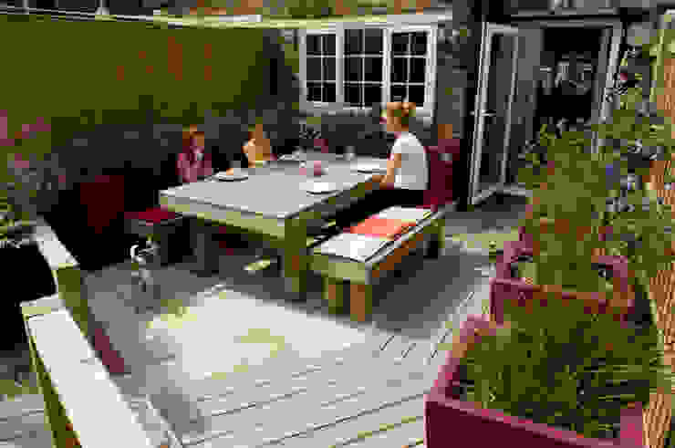 Party garden in Sevenoaks, Kent Giardino moderno di Earth Designs Moderno