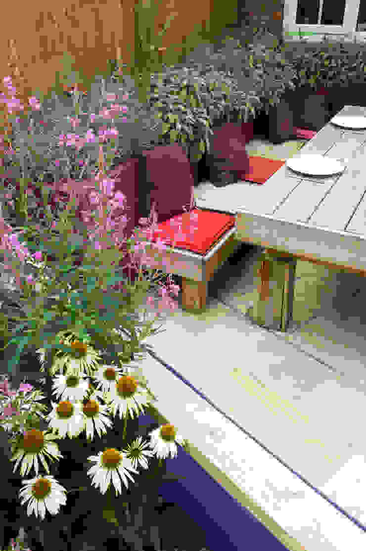 Party garden in Sevenoaks, Kent Giardino moderno di Earth Designs Moderno