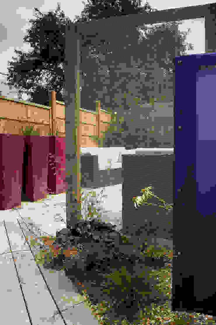 Party garden in Sevenoaks, Kent Giardino moderno di Earth Designs Moderno