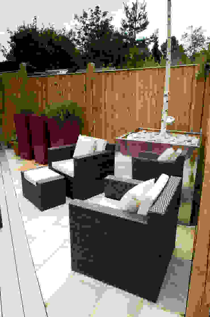 Party garden in Sevenoaks, Kent Giardino moderno di Earth Designs Moderno