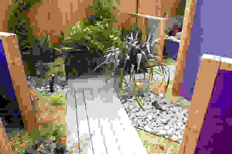 Party garden in Sevenoaks, Kent Giardino moderno di Earth Designs Moderno