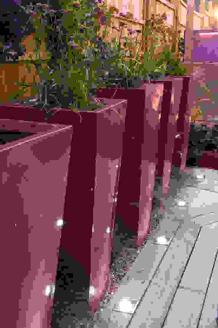 Party garden in Sevenoaks, Kent Giardino moderno di Earth Designs Moderno