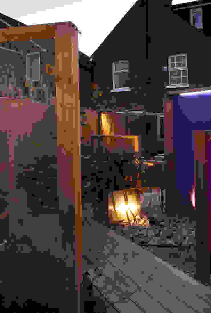 Party garden in Sevenoaks, Kent Giardino moderno di Earth Designs Moderno