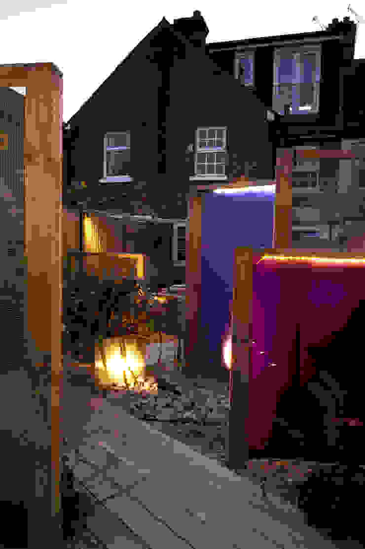 Party garden in Sevenoaks, Kent Giardino moderno di Earth Designs Moderno