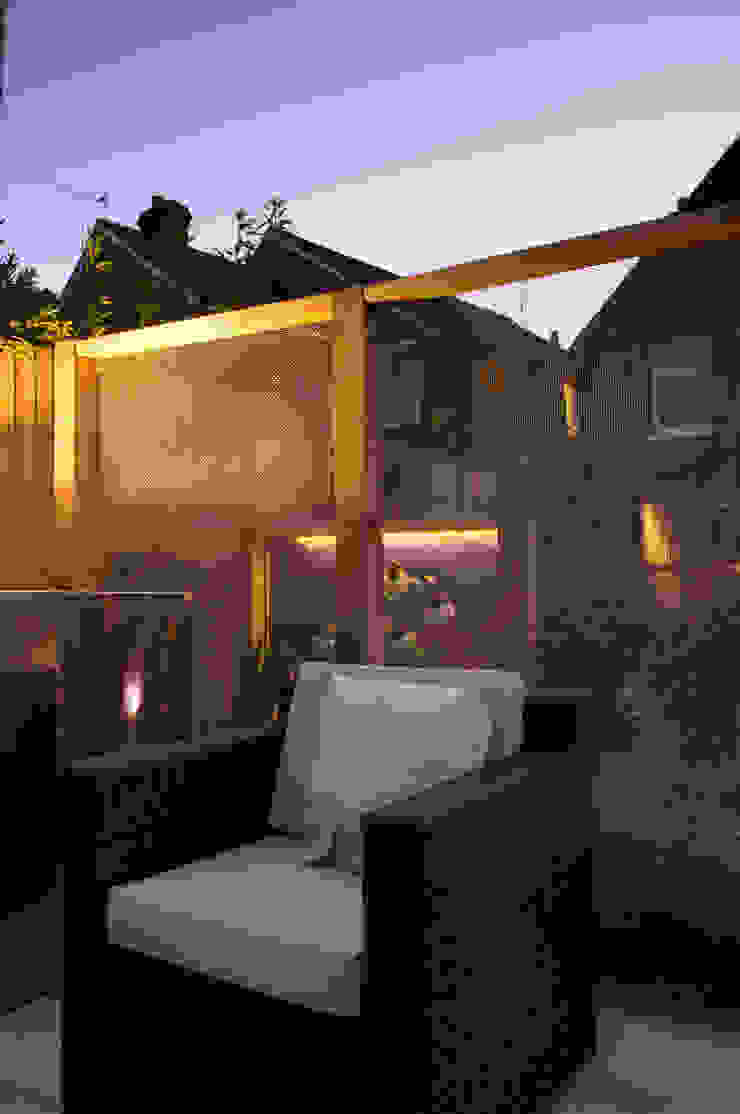 Party garden in Sevenoaks, Kent Giardino moderno di Earth Designs Moderno