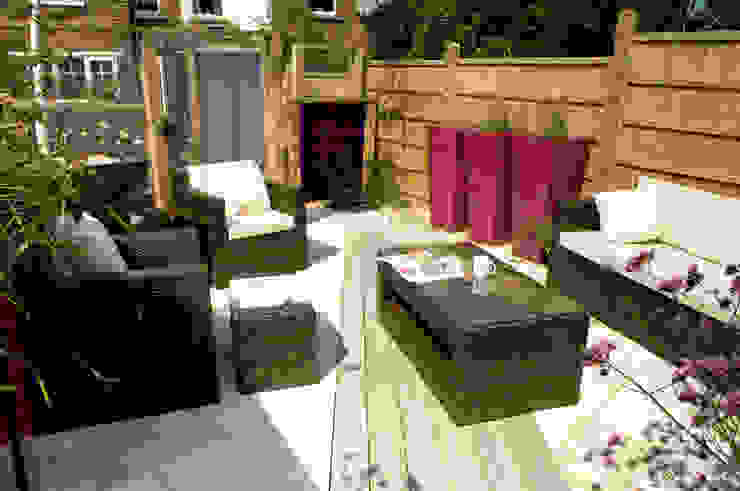 Party garden in Sevenoaks, Kent Giardino moderno di Earth Designs Moderno