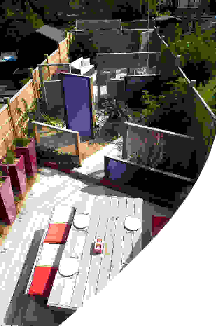 Party garden in Sevenoaks, Kent Giardino moderno di Earth Designs Moderno