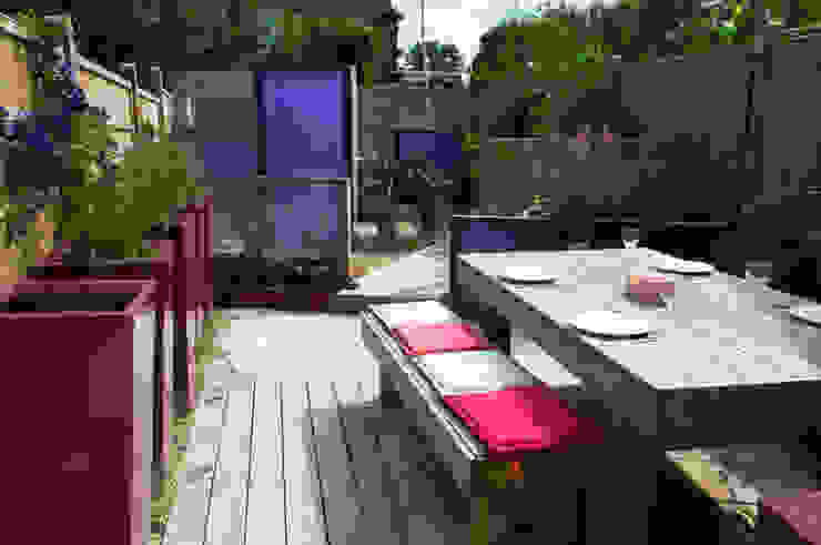 Party garden in Sevenoaks, Kent Giardino moderno di Earth Designs Moderno