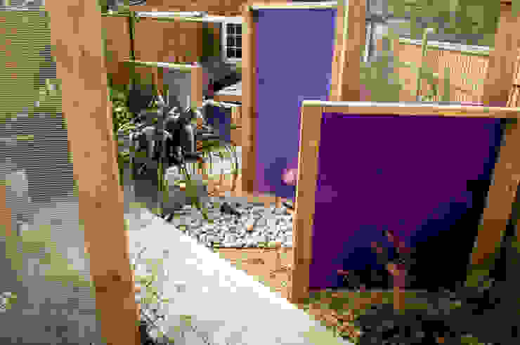 Party garden in Sevenoaks, Kent Giardino moderno di Earth Designs Moderno