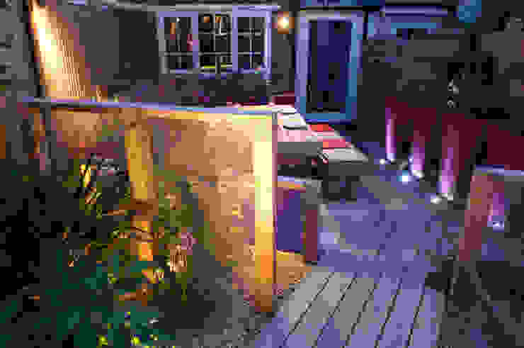 Party garden in Sevenoaks, Kent Giardino moderno di Earth Designs Moderno