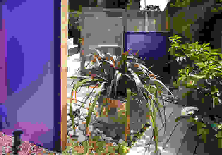 Party garden in Sevenoaks, Kent Giardino moderno di Earth Designs Moderno