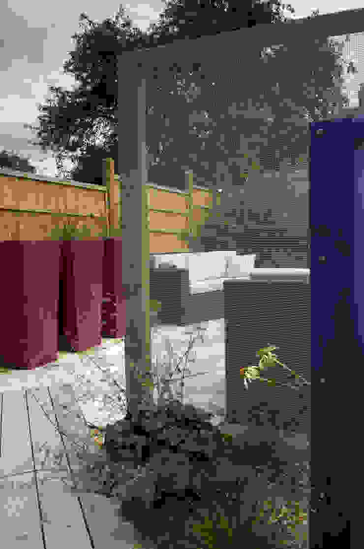 Party garden in Sevenoaks, Kent Giardino moderno di Earth Designs Moderno