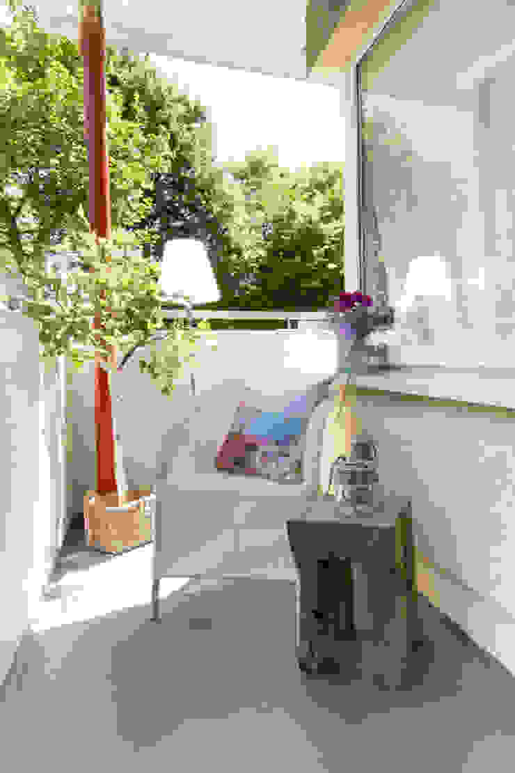 Balkon nachher Luna Homestaging Moderner Balkon, Veranda & Terrasse Möbel,Gebäude,Anlage,Fenster,Azurblau,Holz,Textil,Innenarchitektur,Schatten,Boden