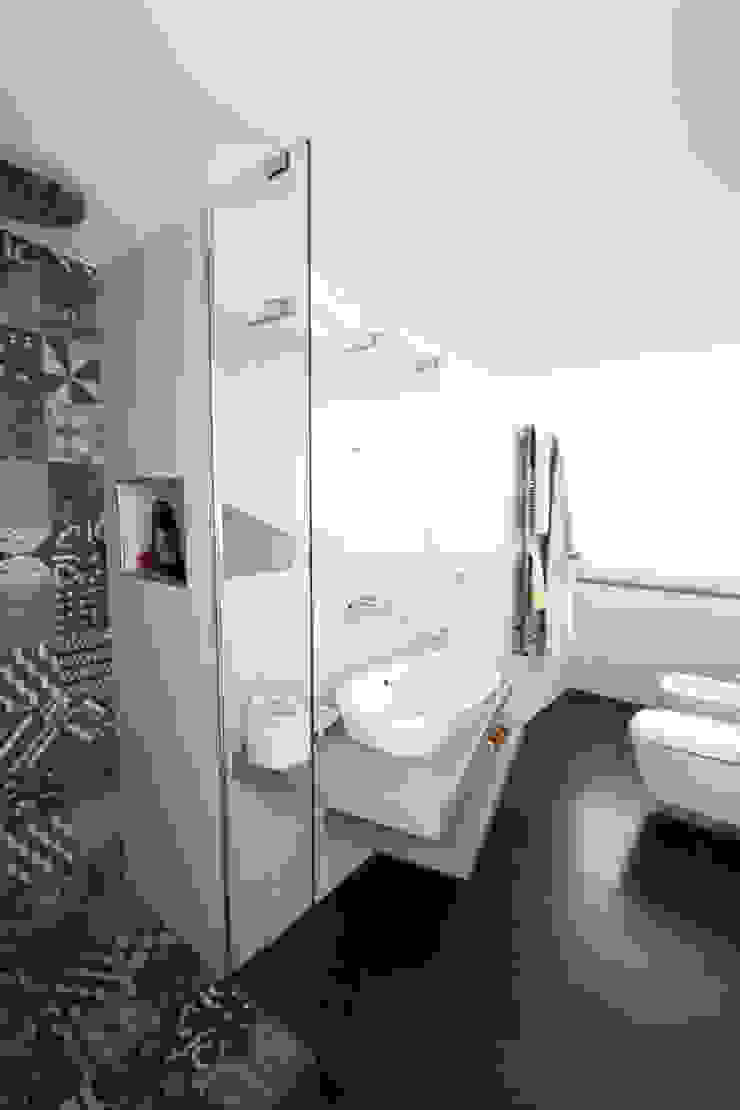 Casa L_01, Gimmigi Lab Architettura Gimmigi Lab Architettura Modern bathroom
