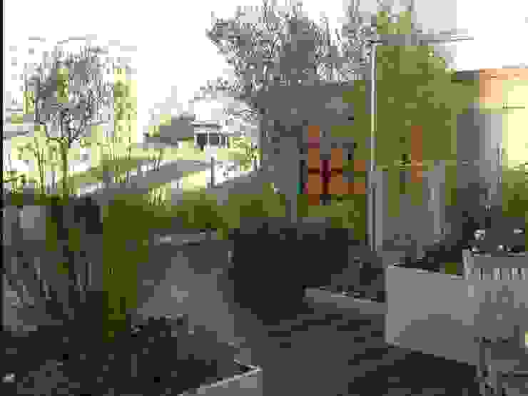 Garden In The Sky Giardino in stile industriale di Cool Gardens Landscaping Industrial