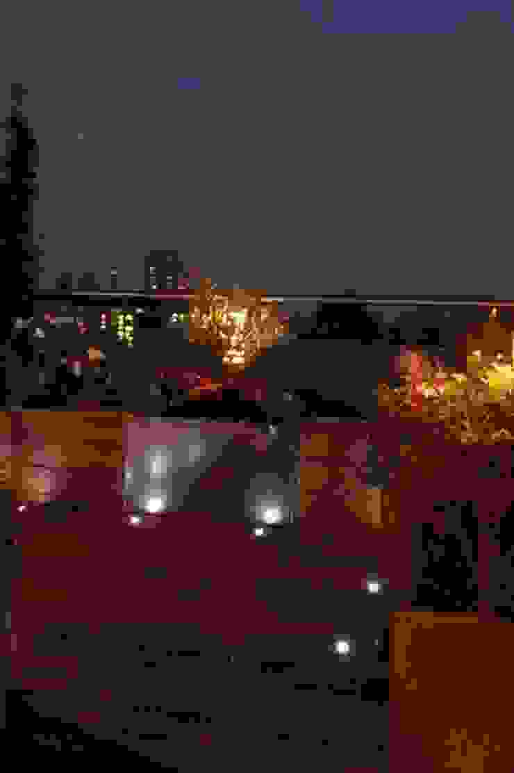 Garden In The Sky Giardino in stile industriale di Cool Gardens Landscaping Industrial