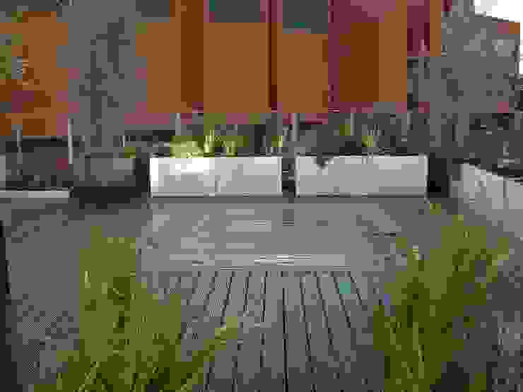 Garden In The Sky Giardino in stile industriale di Cool Gardens Landscaping Industrial