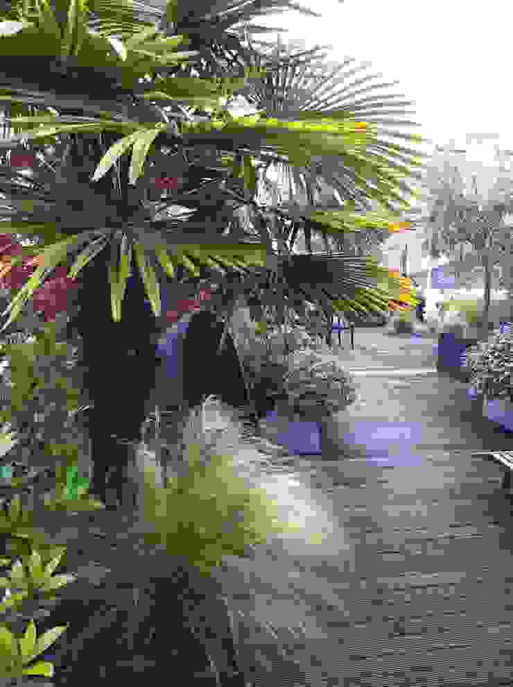 Garden In The Sky Giardino in stile industriale di Cool Gardens Landscaping Industrial