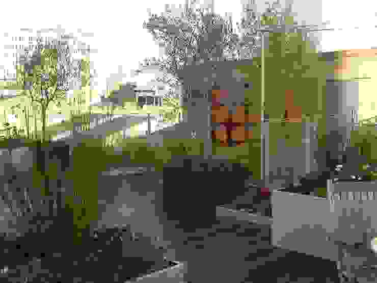 Garden In The Sky Giardino in stile industriale di Cool Gardens Landscaping Industrial