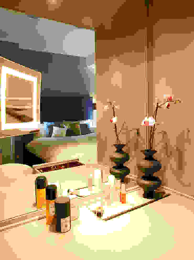 Elegant make up corner in master bedroom Matteo Bianchi Studio Ausgefallene Schlafzimmer