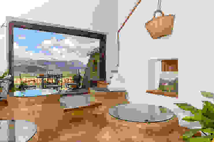 Espacios y Luz Fotografía Varandas, alpendres e terraços rústicos