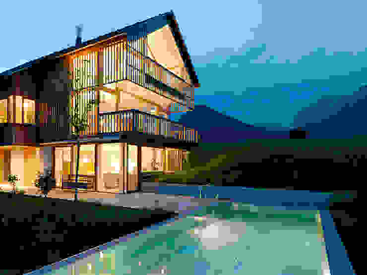 Privathaus mit Holzfenstern, KAPO Fenster und Türen GmbH KAPO Fenster und Türen GmbH Fenster & Türen im Landhausstil