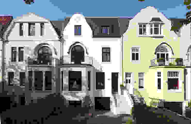 Stadthaus Winterhude, Andreas Edye Architekten Andreas Edye Architekten Moderne Häuser Pflanze,Himmel,Fenster,Gebäude,Leuchte,Tür,Hütte,Fassade,Stadt,Dach