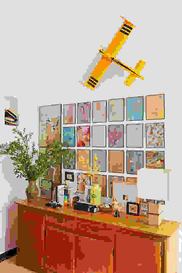 Salas de estar mediterrânicas por Casa Josephine Mediterrânico