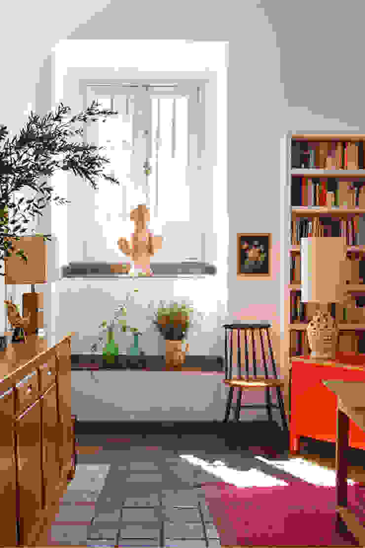 Salas de estar mediterrânicas por Casa Josephine Mediterrânico