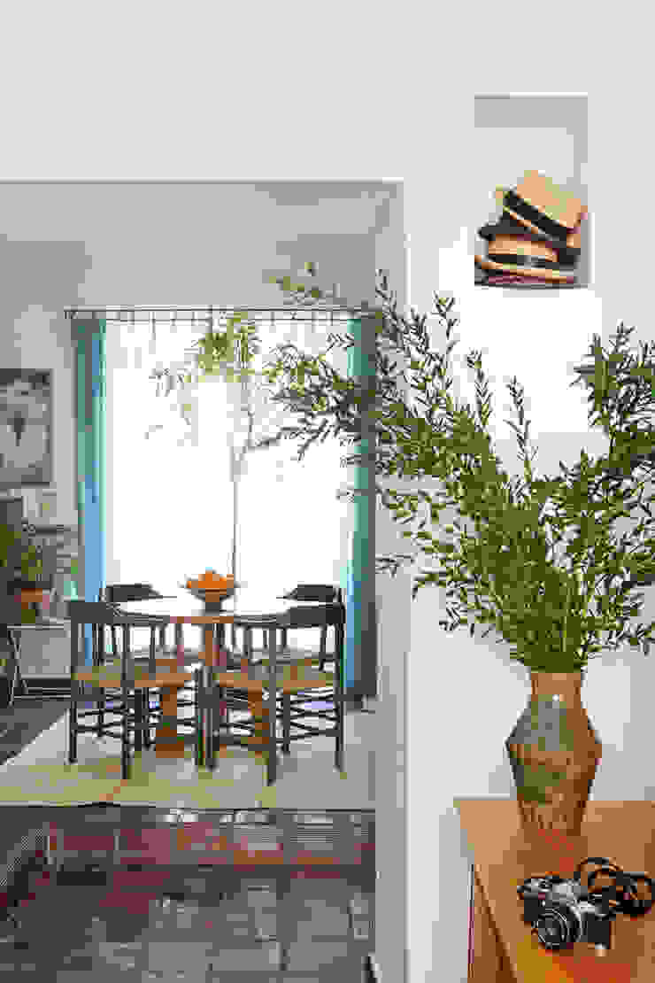 Salas de jantar mediterrânicas por Casa Josephine Mediterrânico