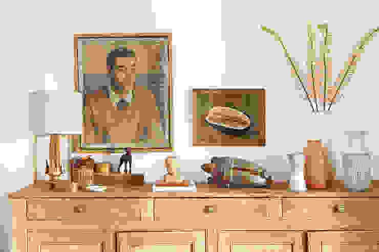 Salas de estar mediterrânicas por Casa Josephine Mediterrânico