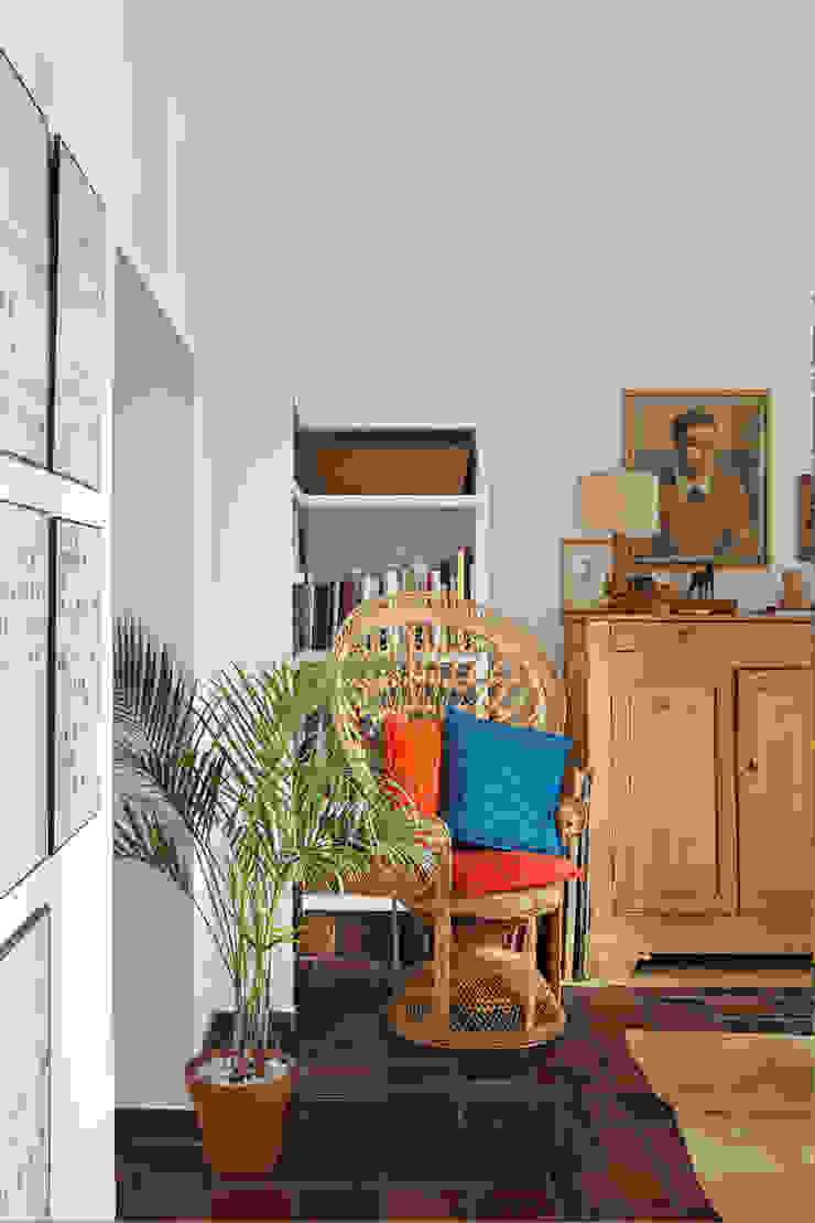 Salas de estar mediterrânicas por Casa Josephine Mediterrânico