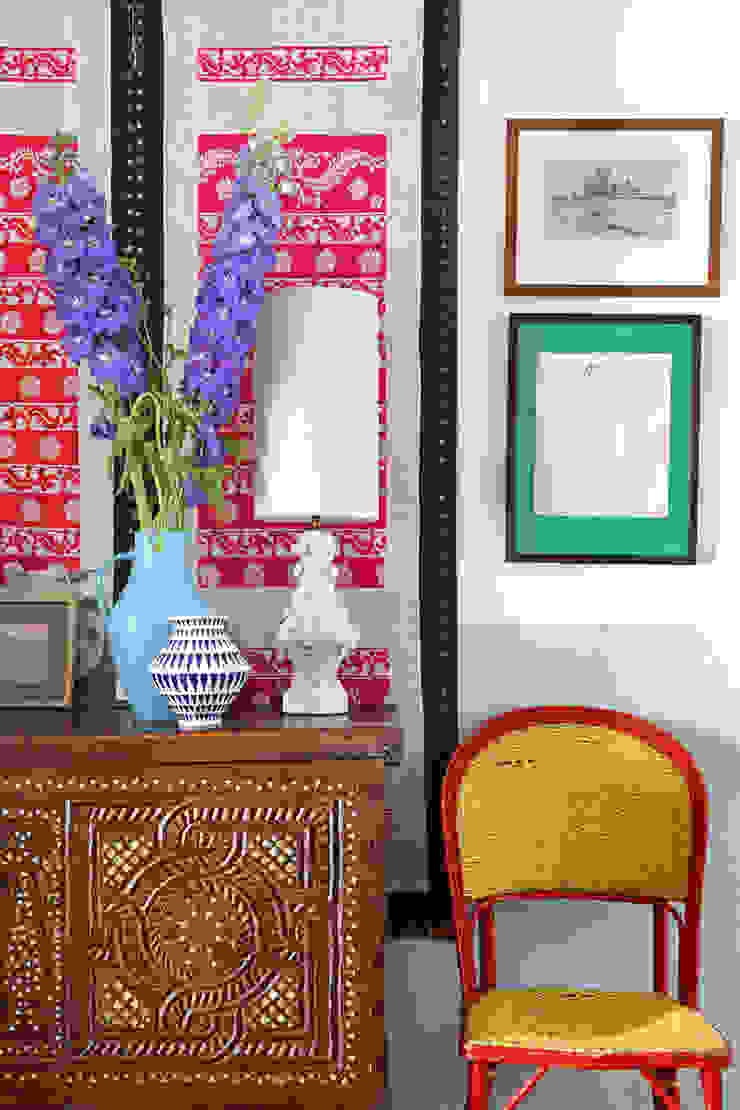 Salas de estar mediterrânicas por Casa Josephine Mediterrânico