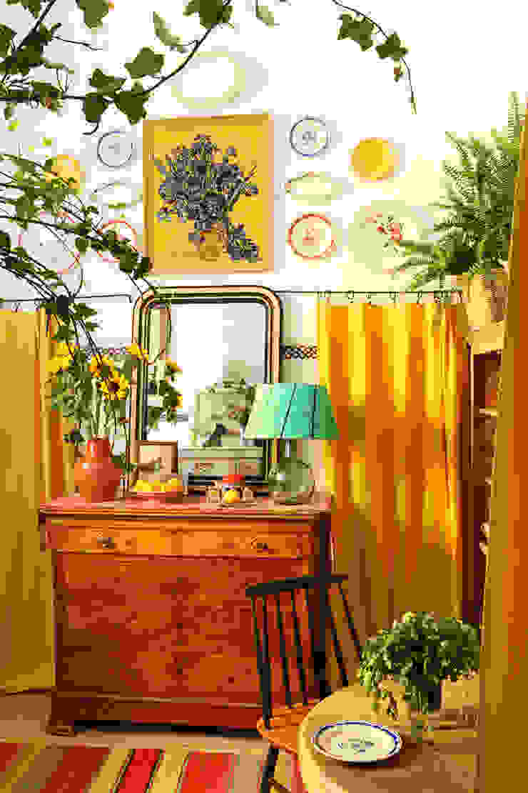 Salas de estar mediterrânicas por Casa Josephine Mediterrânico