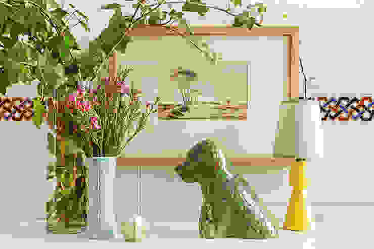 Salas de estar mediterrânicas por Casa Josephine Mediterrânico