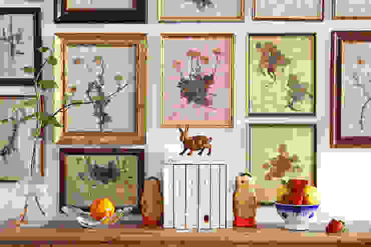 Salas de estar mediterrânicas por Casa Josephine Mediterrânico