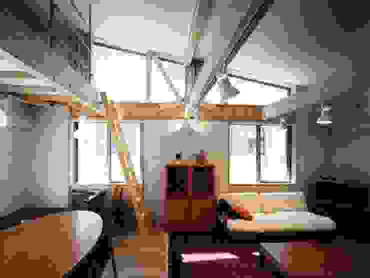 living room H.Maekawa Architect & Associates カントリーデザインの リビング