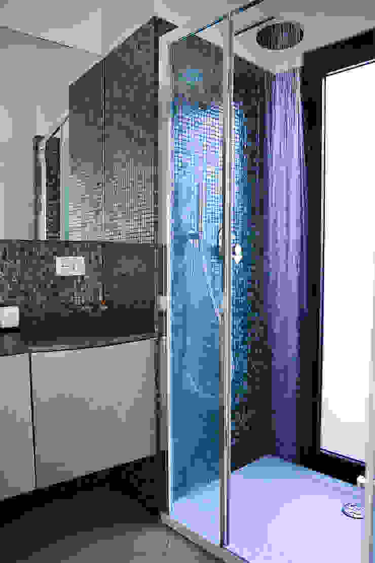 GAP Studio BathroomBathtubs & showers