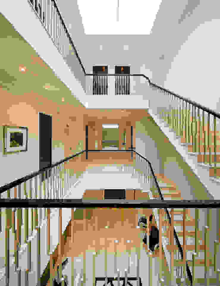 Fairways at the Bishops Avenue Celia Sawyer Luxury Interiors ห้องโถงทางเดินและบันไดสมัยใหม่