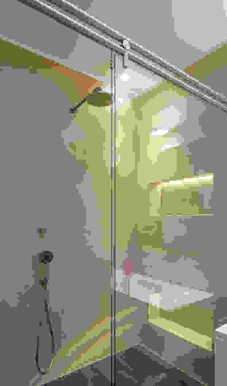 Fugenloses Bad mit Beton Cirè Einwandfrei - innovative Malerarbeiten oHG Moderne Badezimmer Gebäude,Duschkopf,Befestigung,Haus,Dusche,Beleuchtung,Badezimmer,Innenarchitektur,Schatten,Holz